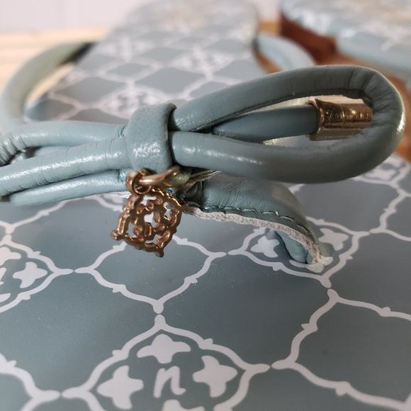 CUTE Nanette Lepore Dainty Blue Leather Bow Thong Sandals womens 8.5 Flipflops - Picture 2 of 11